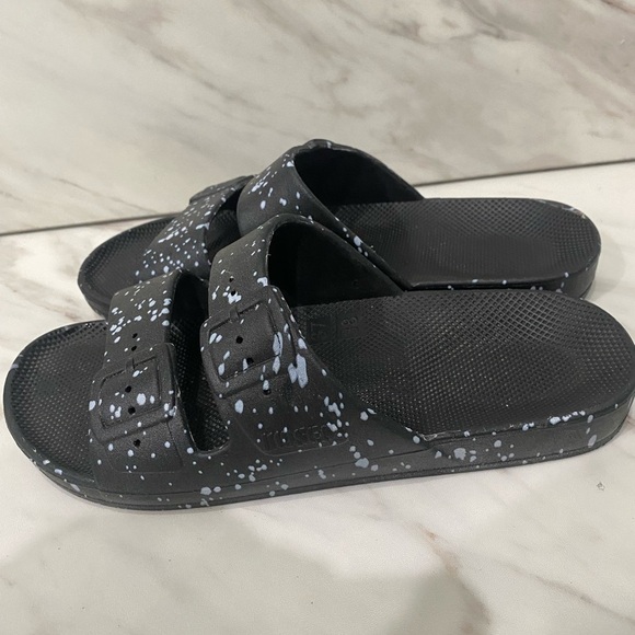 Freedom Moses Women's Black Splatter Two Strap Slides Size 7/8 Casual Sandals - Picture 7 of 15